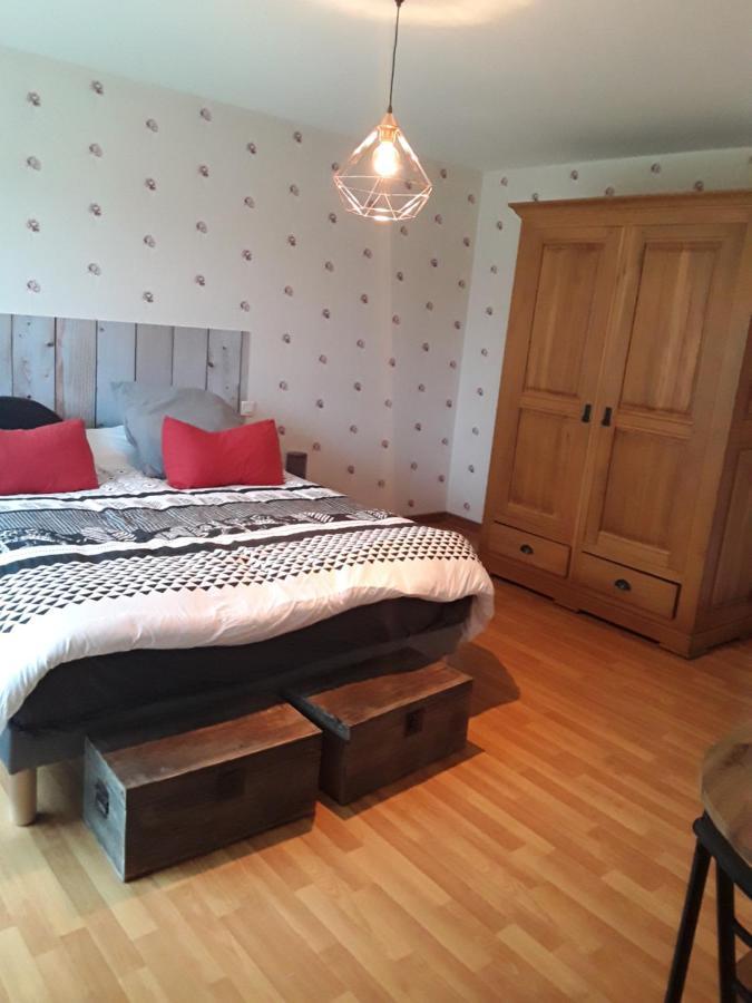 Chambre D'Hotes Cote Jardin Soulignonne Exterior foto